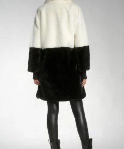 Elan women Cruella'S Finest Faux Fur Coat in Black/White -Elan Online Shop 6c6689751b0843fa808f77713d997016 5e3b5f27 e307 4bc9 a768 abc6c3f3d30d 1080x